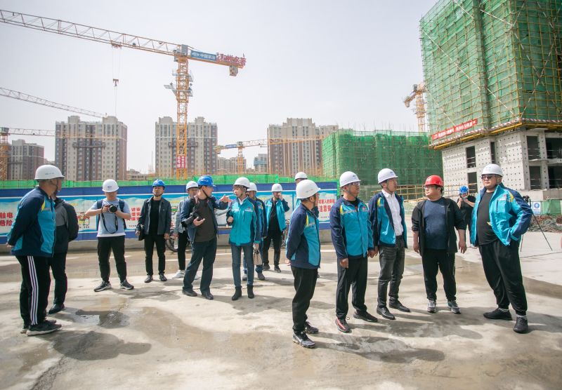 6.開新局——項目工程經(jīng)理帶領與會人員參觀施工現(xiàn)場